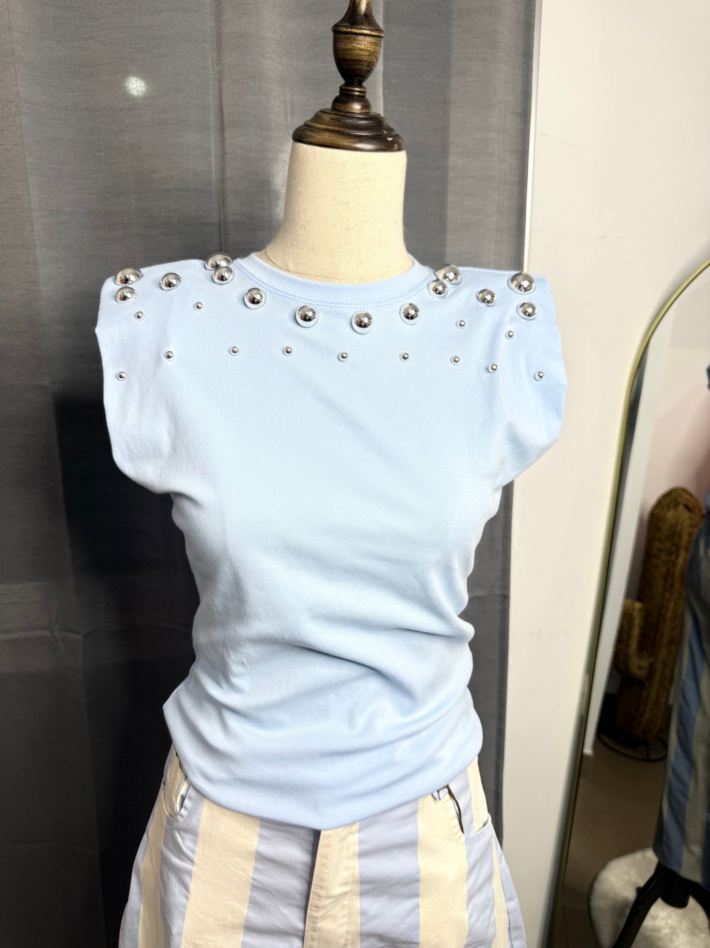 Camiseta celeste tachuelas