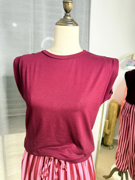 Camiseta hombreras granate