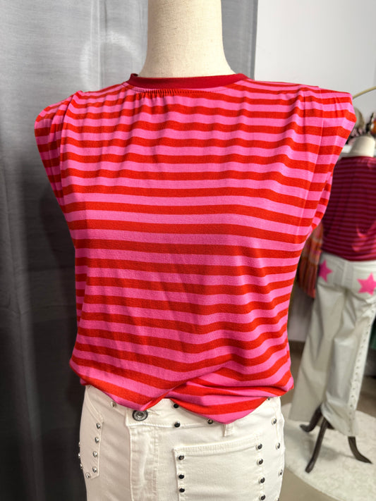 Camiseta hombreras fucsia y rojo