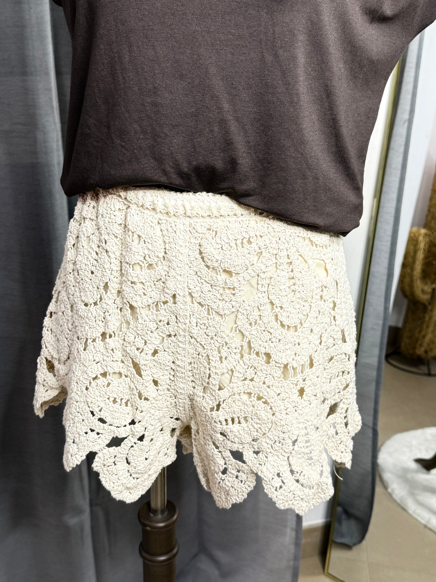 Short crochet beige